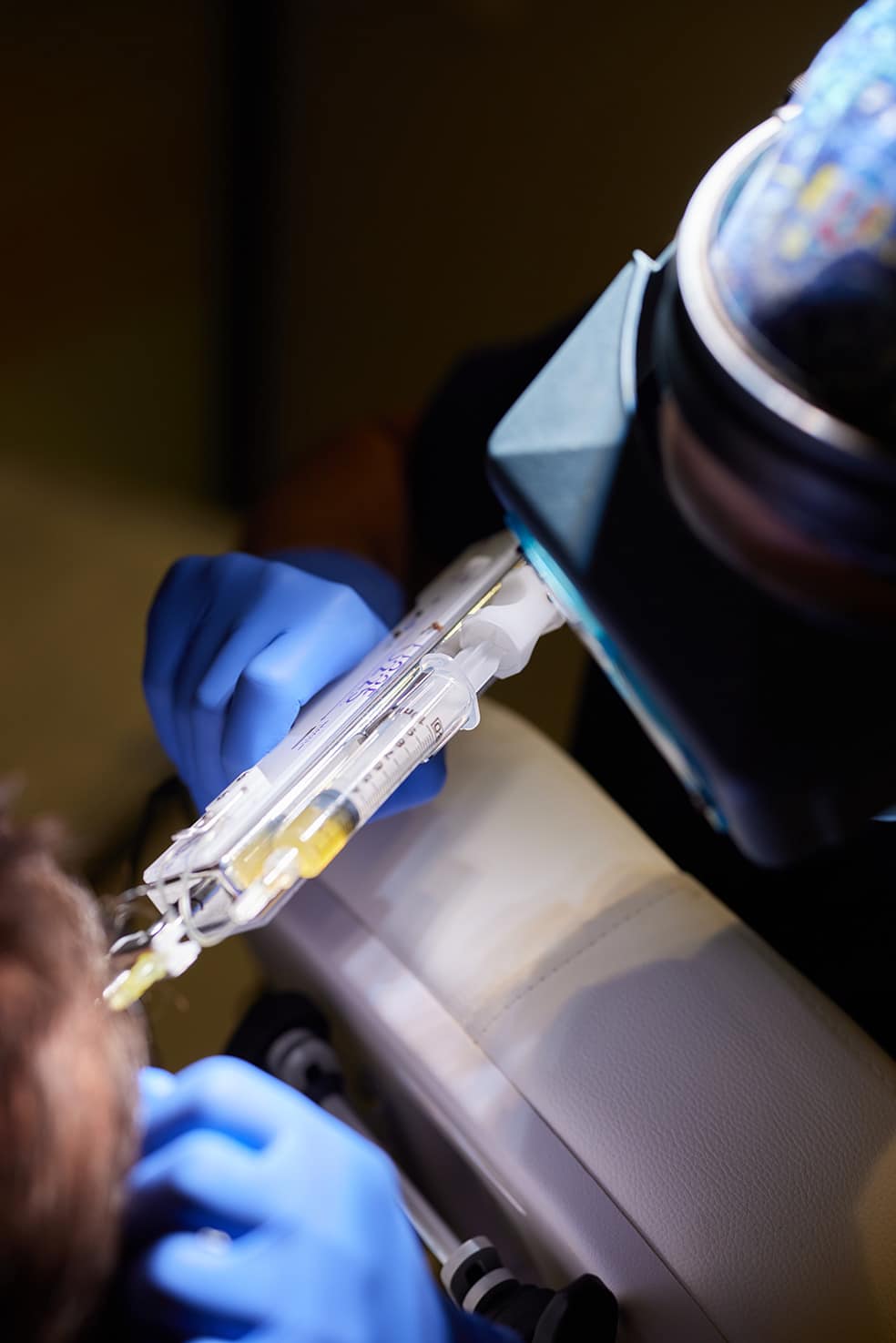 Plan proche d'un médecin de chez racine² qui effectue une séance de mésothérapie capillaire au centre racine² à paris