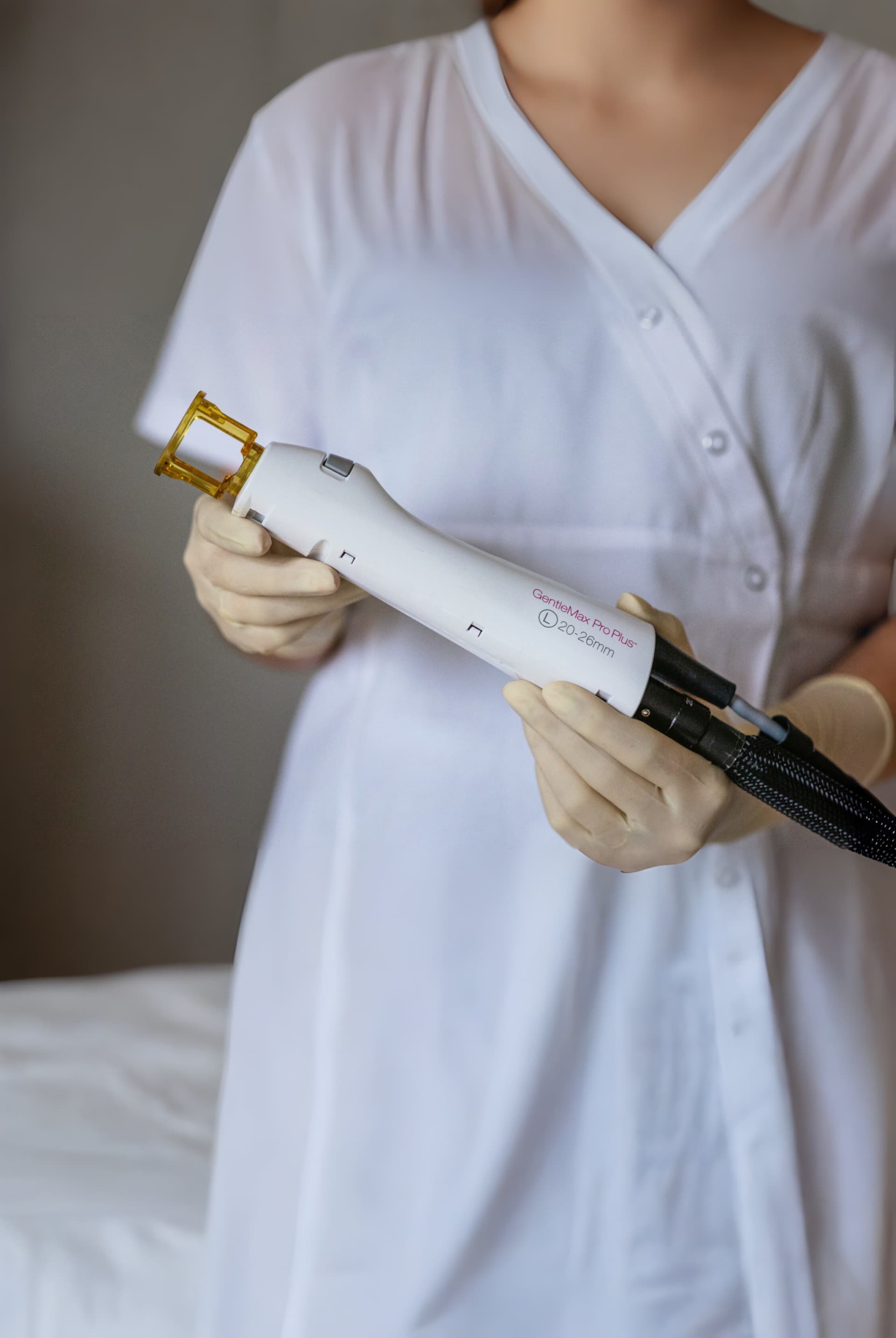 médecin chez racine² tenant un laser pour épilation pour peaux noires