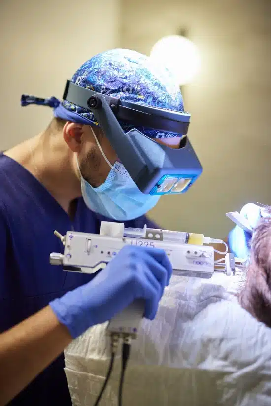 Séance de mésothérapie capillaire d'un médecin sur un patient au centre racine² à paris