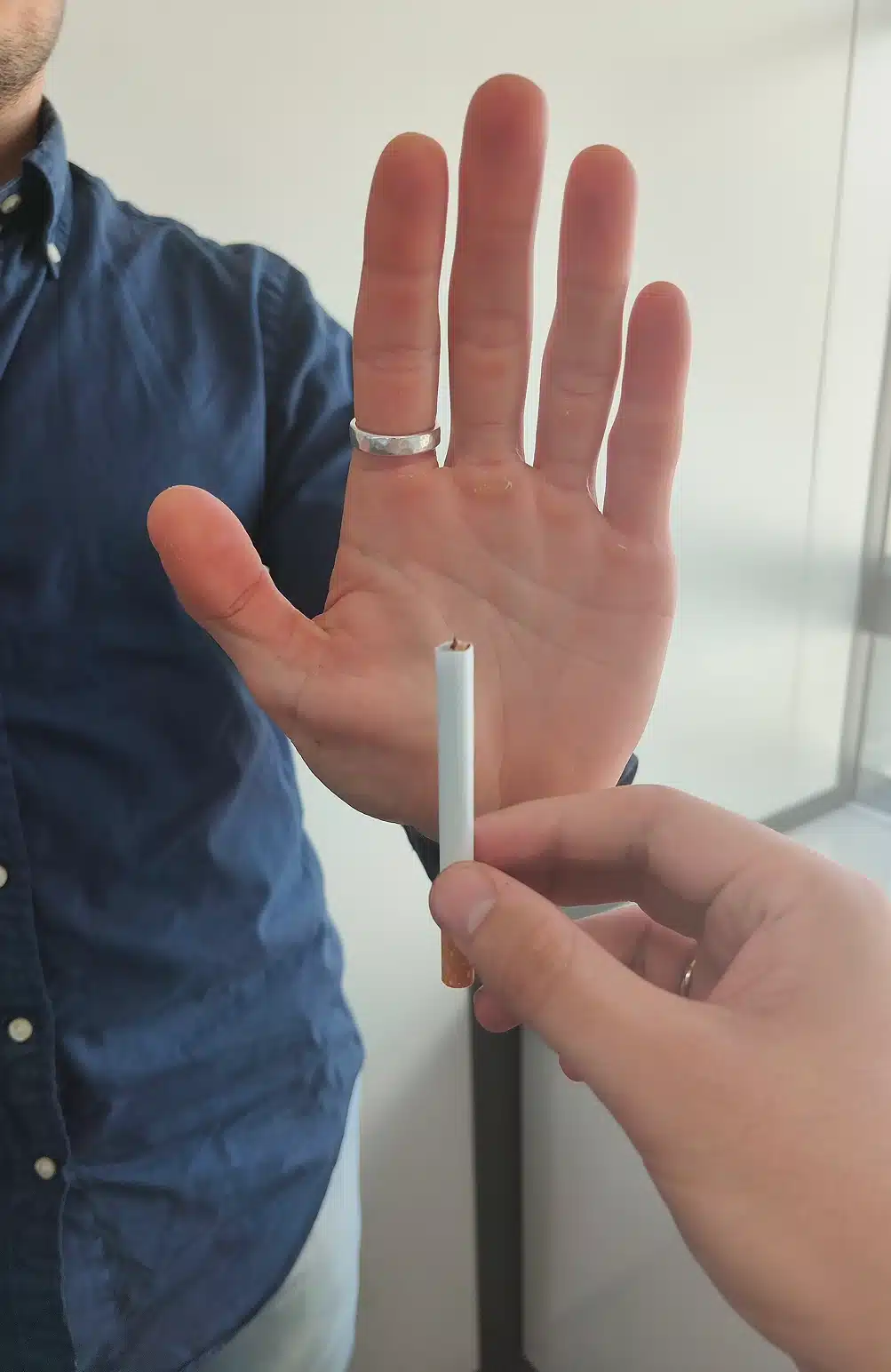 une personne refusant une cigarette